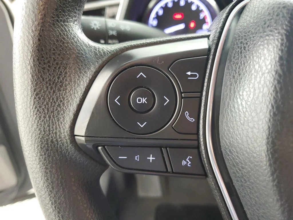 Used 2020 White Toyota LE image 21