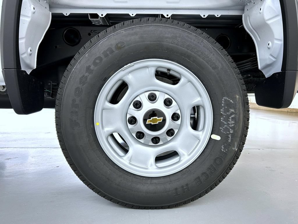 New 2026 Summit White Chevrolet WT image 23