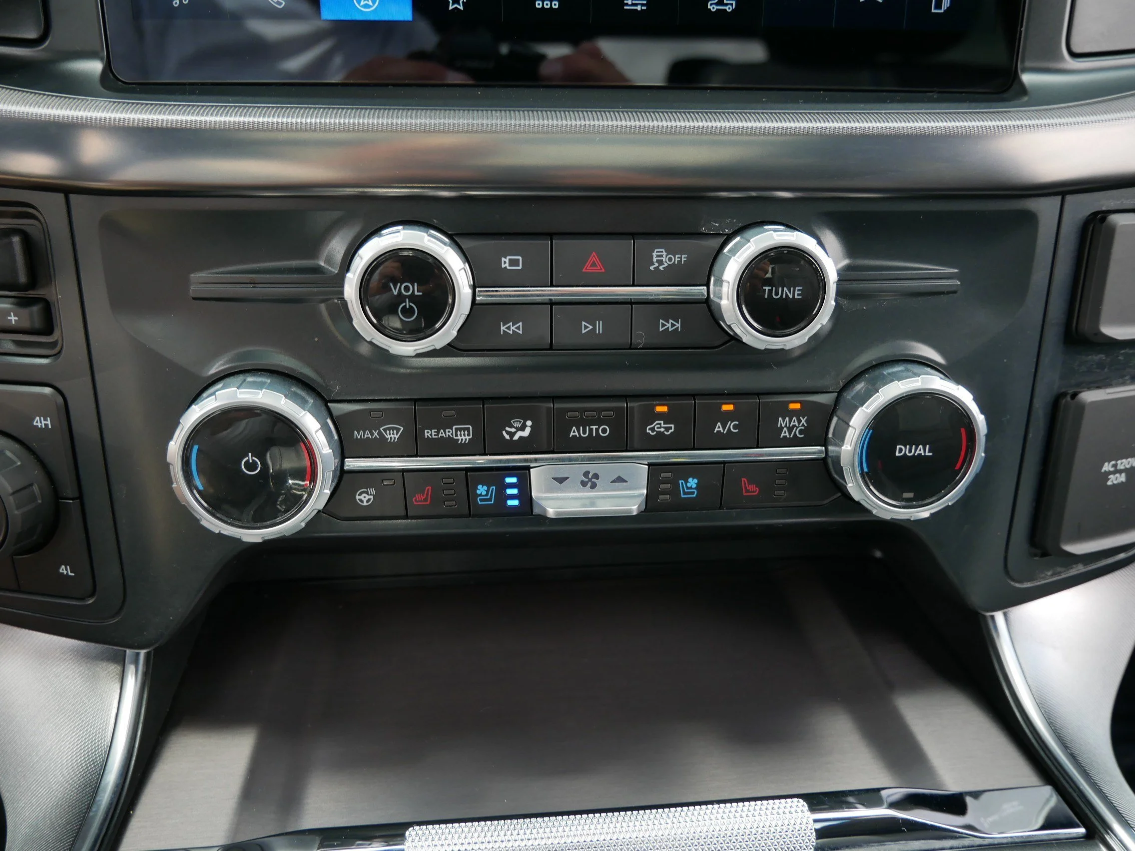 Used 2025 Agate Black Metallic Ford Platinum image 23