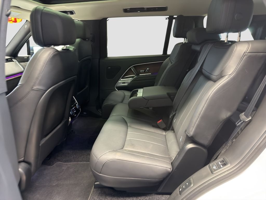 Used 2023 White Land Rover SE image 21