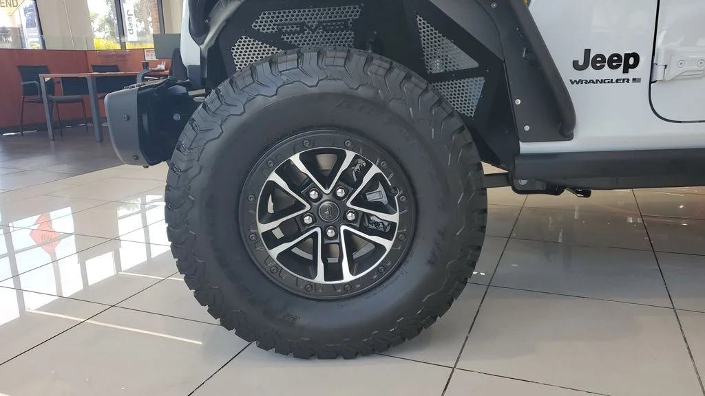 New 2026 Bright White Clear-Coat Exterior Paint Jeep Moab 392 image 7