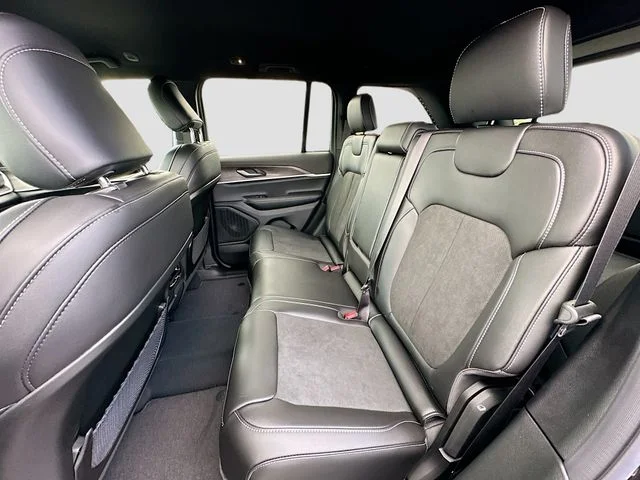 New 2026 Diamond Black Crystal Pearlcoat Jeep Altitude image 18