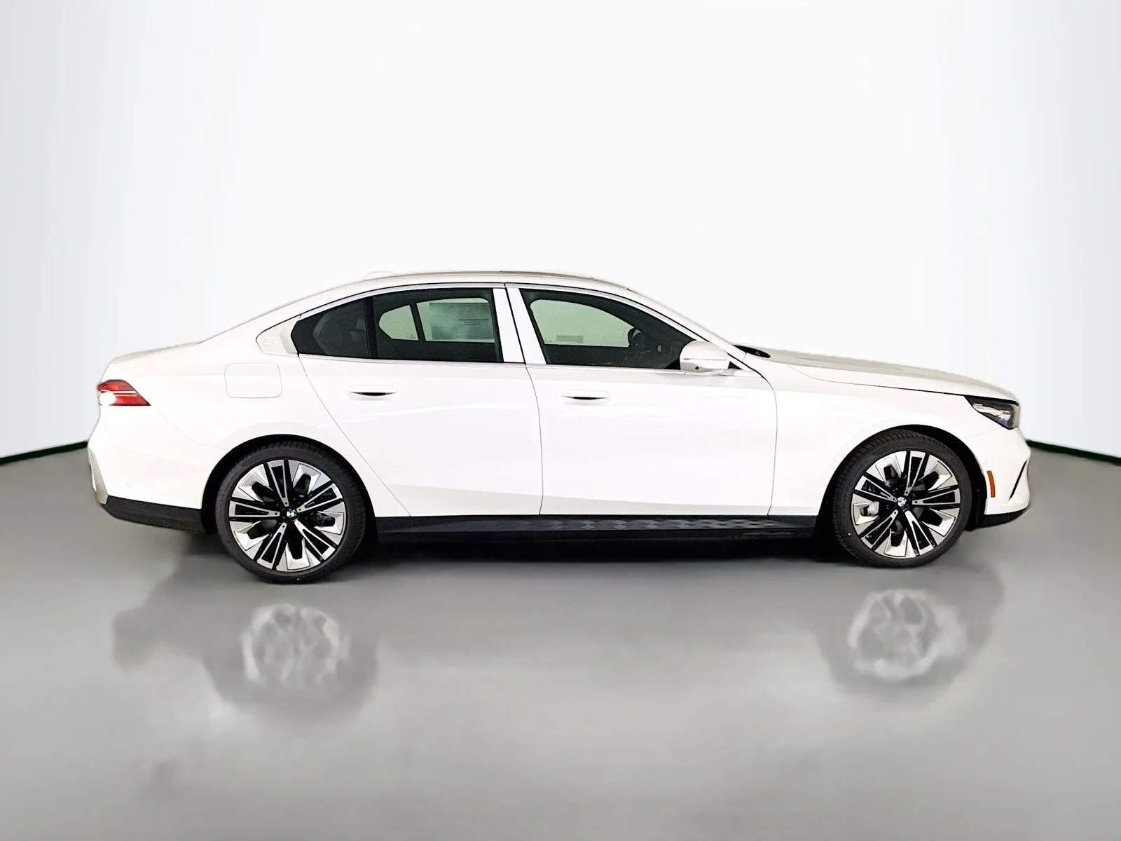 New 2026 Mineral White Metallic BMW xDrive40 image 8