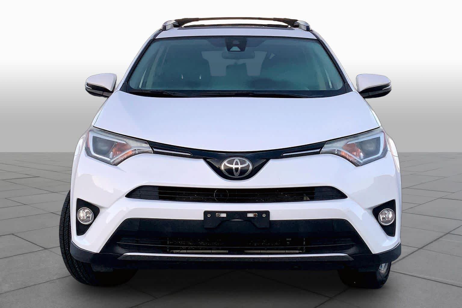 Used 2018 Super White Toyota XLE image 4