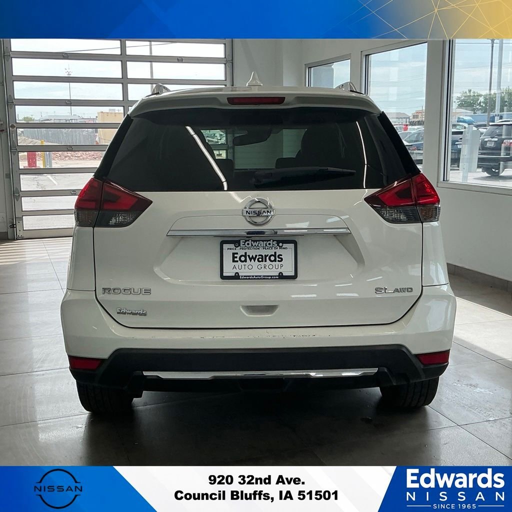 Used 2017 White Nissan  image 6