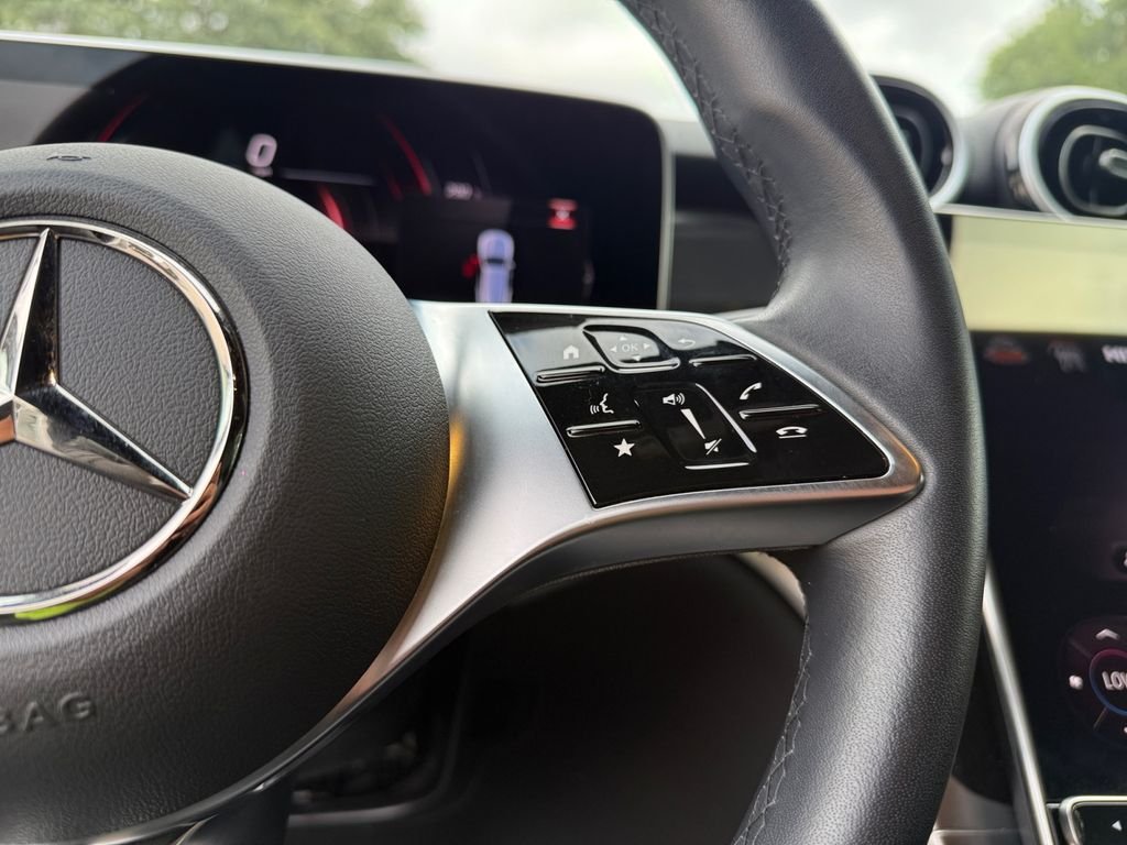 Used 2025  Mercedes-Benz GLC 300 image 25