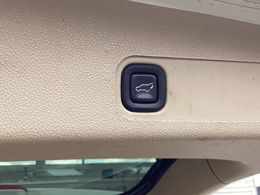 Used 2012 WHITE DIAMOND TRICOAT Chevrolet LTZ image 29