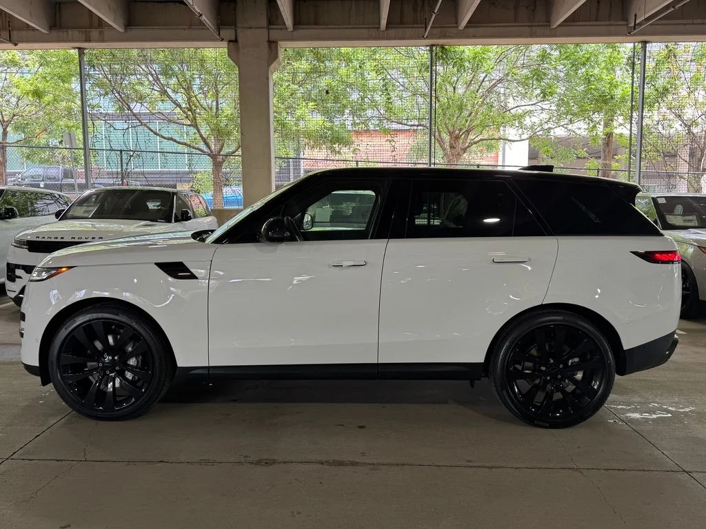 New 2026 Fuji White Land Rover SE image 5