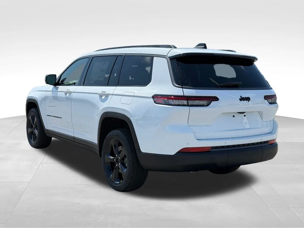 New 2026 Bright White Clear-Coat Exterior Paint Jeep Limited image 3
