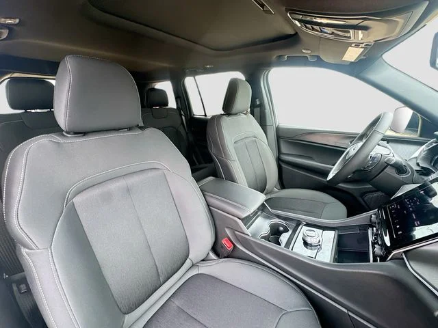 New 2026 Bright White Clear-Coat Exterior Paint Jeep Laredo X image 33