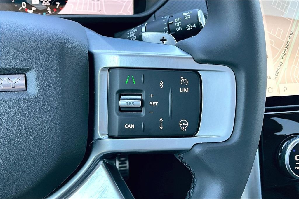 Used 2025 White Land Rover Dynamic SE image 21