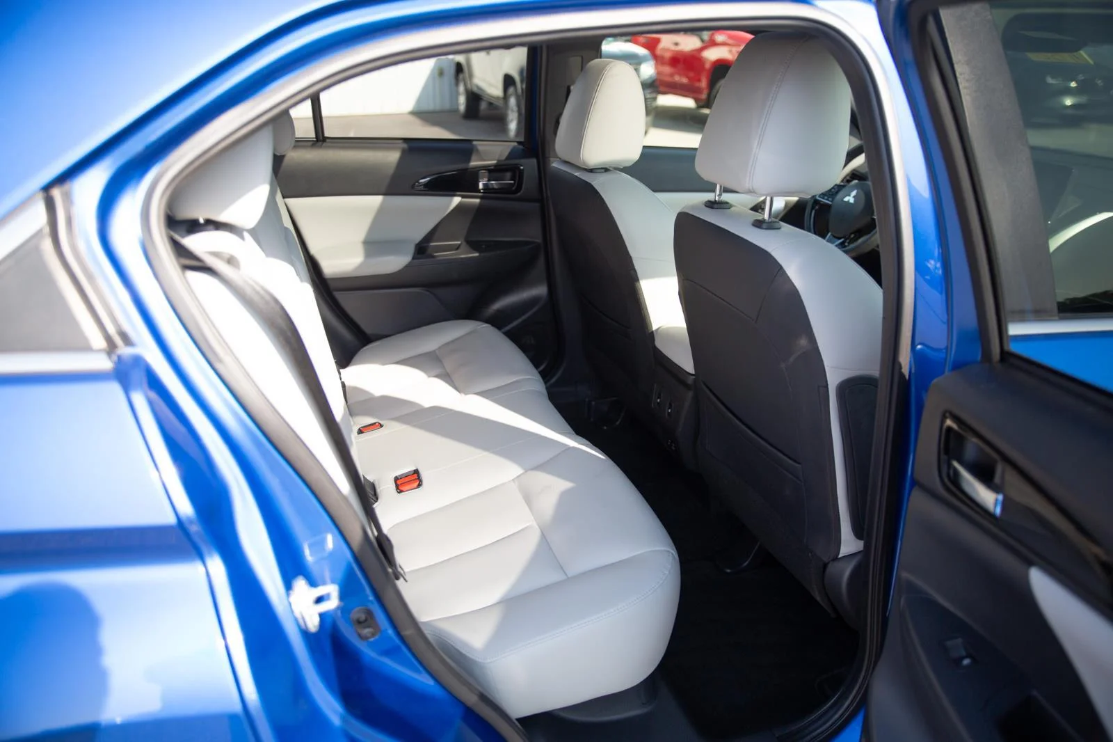 Used 2024 Lightning Blue Metallic Mitsubishi SEL image 24