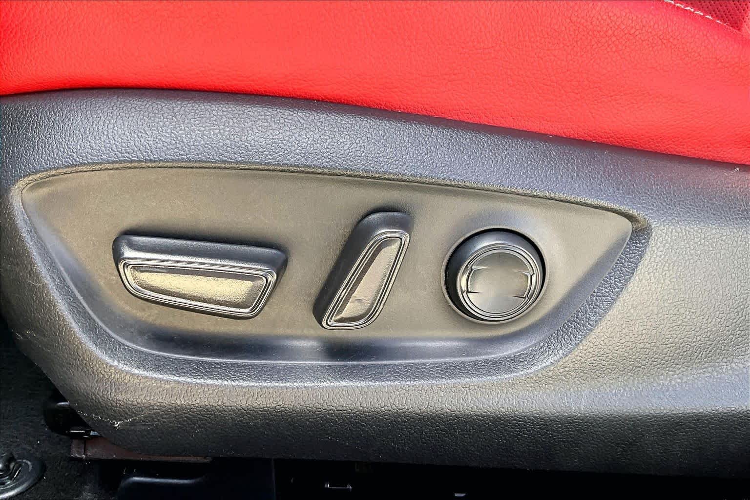 Used 2021 Wind Chill Pearl Toyota XSE image 32