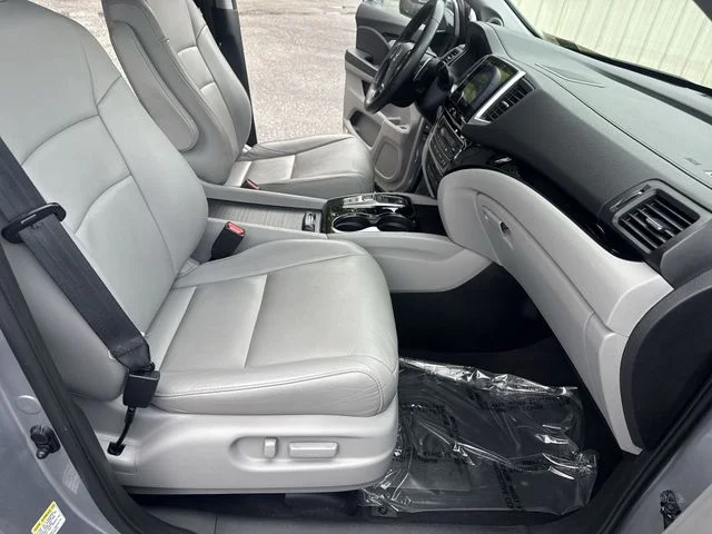 Used 2016  Honda Touring image 10