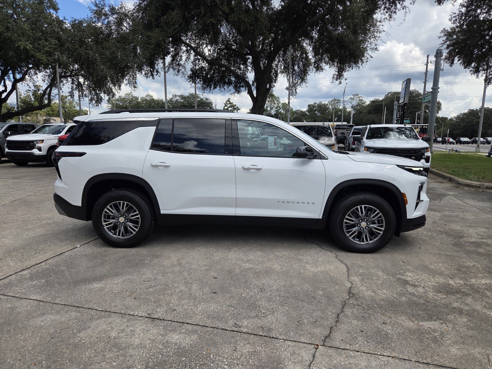 2027 Chevrolet Traverse LT - Photo 8