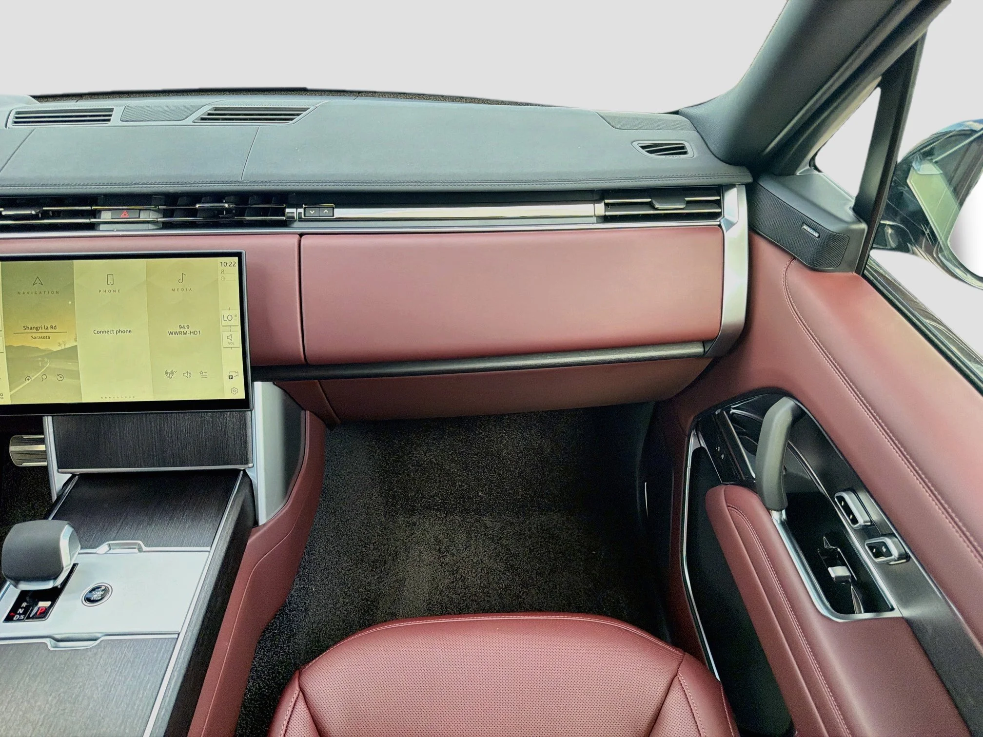 New 2026 Santorini Black Land Rover SE image 19