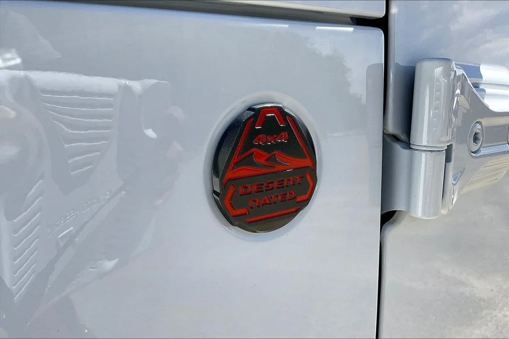 New 2026 Bright White Clear-Coat Exterior Paint Jeep Mojave image 15