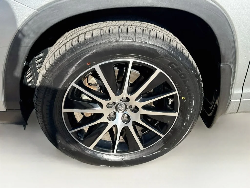 Used 2018 Silver Toyota SE image 40