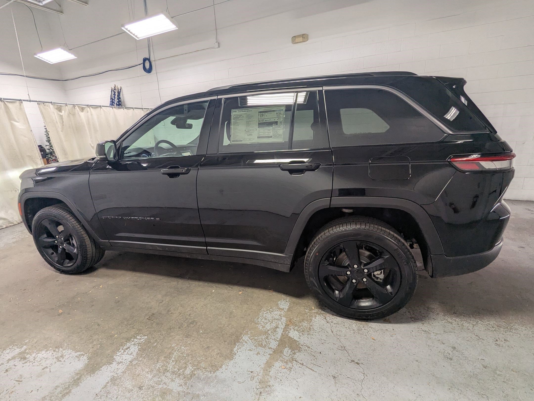 New 2026 Diamond Black Crystal Pearl-Coat Exterior Paint Jeep Limited image 8