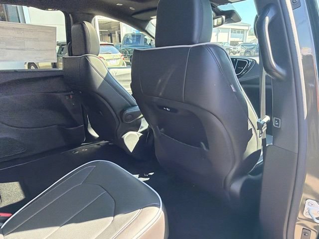 New 2027 Olive Green Pearl-Coat Exterior Paint Chrysler Limited image 11