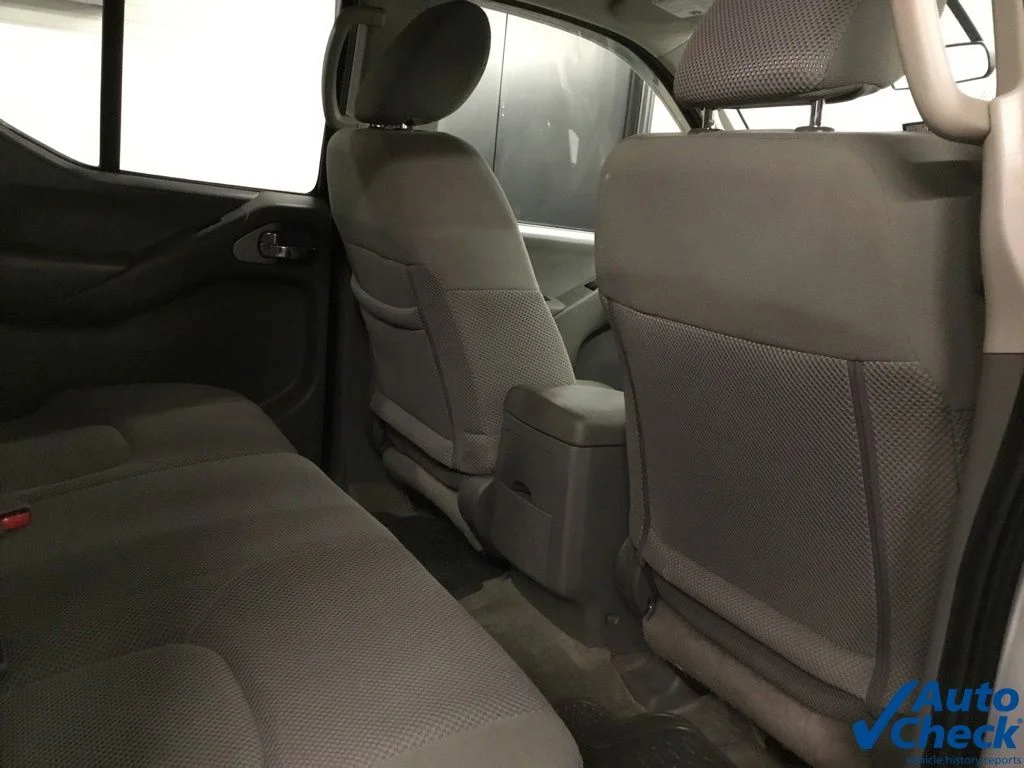 Used 2015 Silver Nissan SV image 32