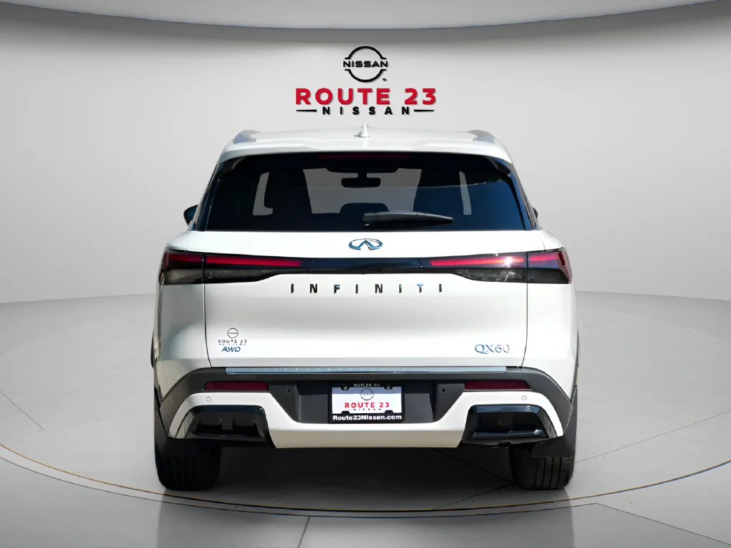 Used 2024 White INFINITI LUXE image 7