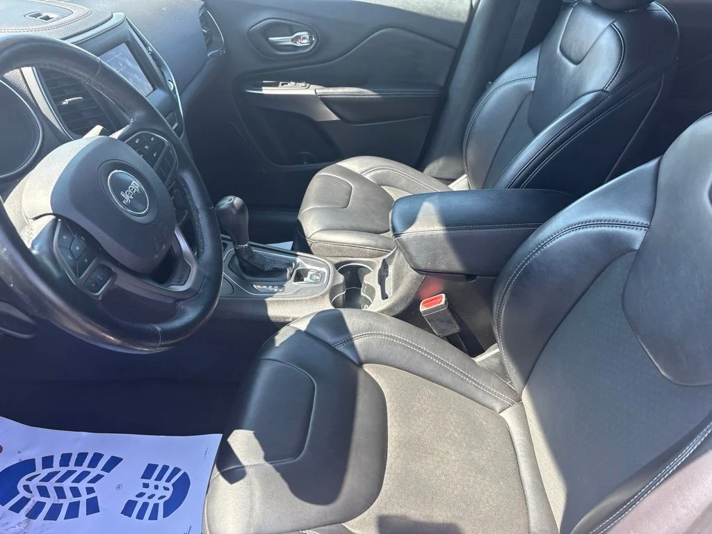 Used 2019 Gray Jeep Latitude Plus image 14