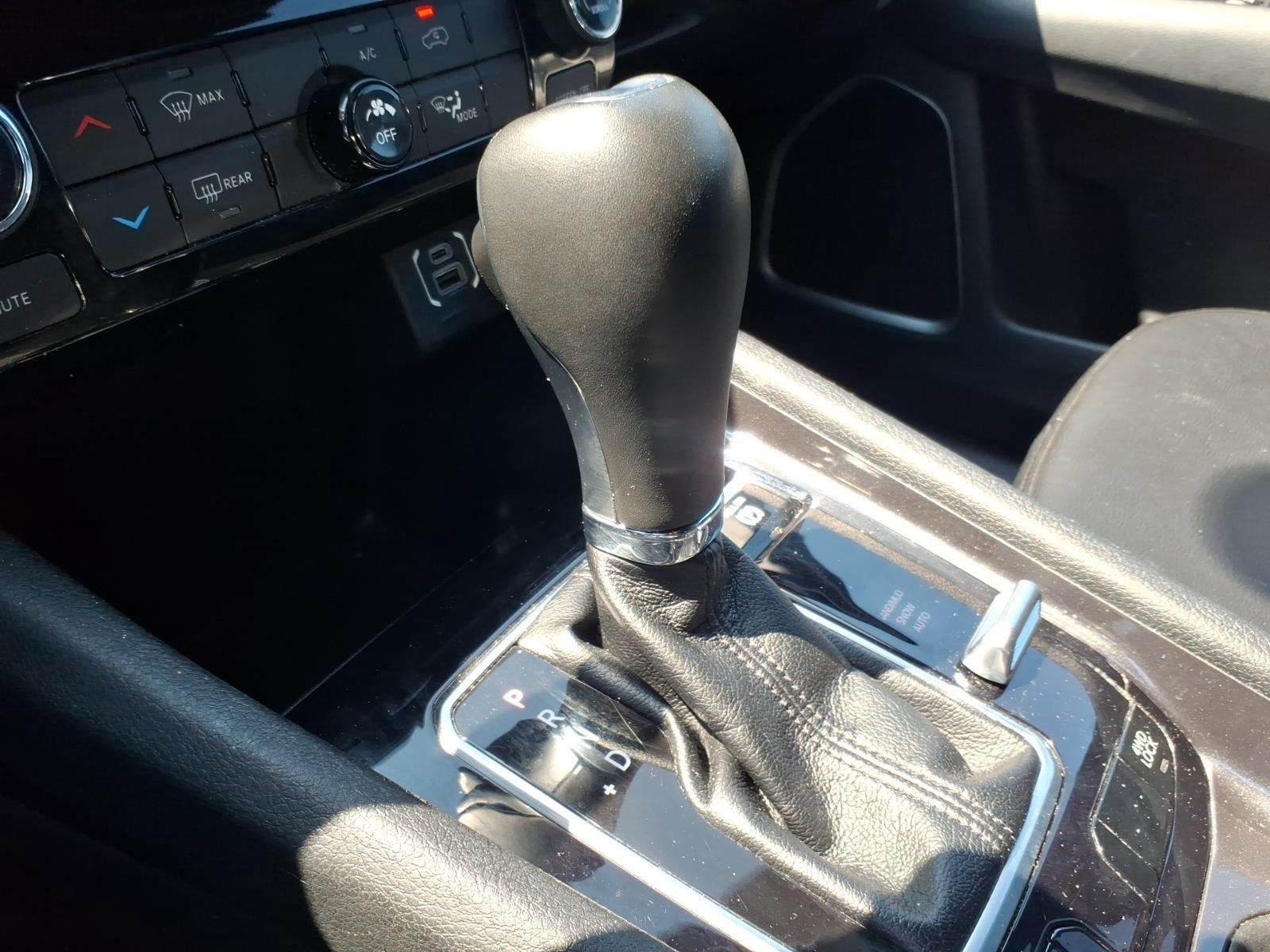Used 2024 Diamond Black Crystal Pearlcoat Jeep Latitude image 6