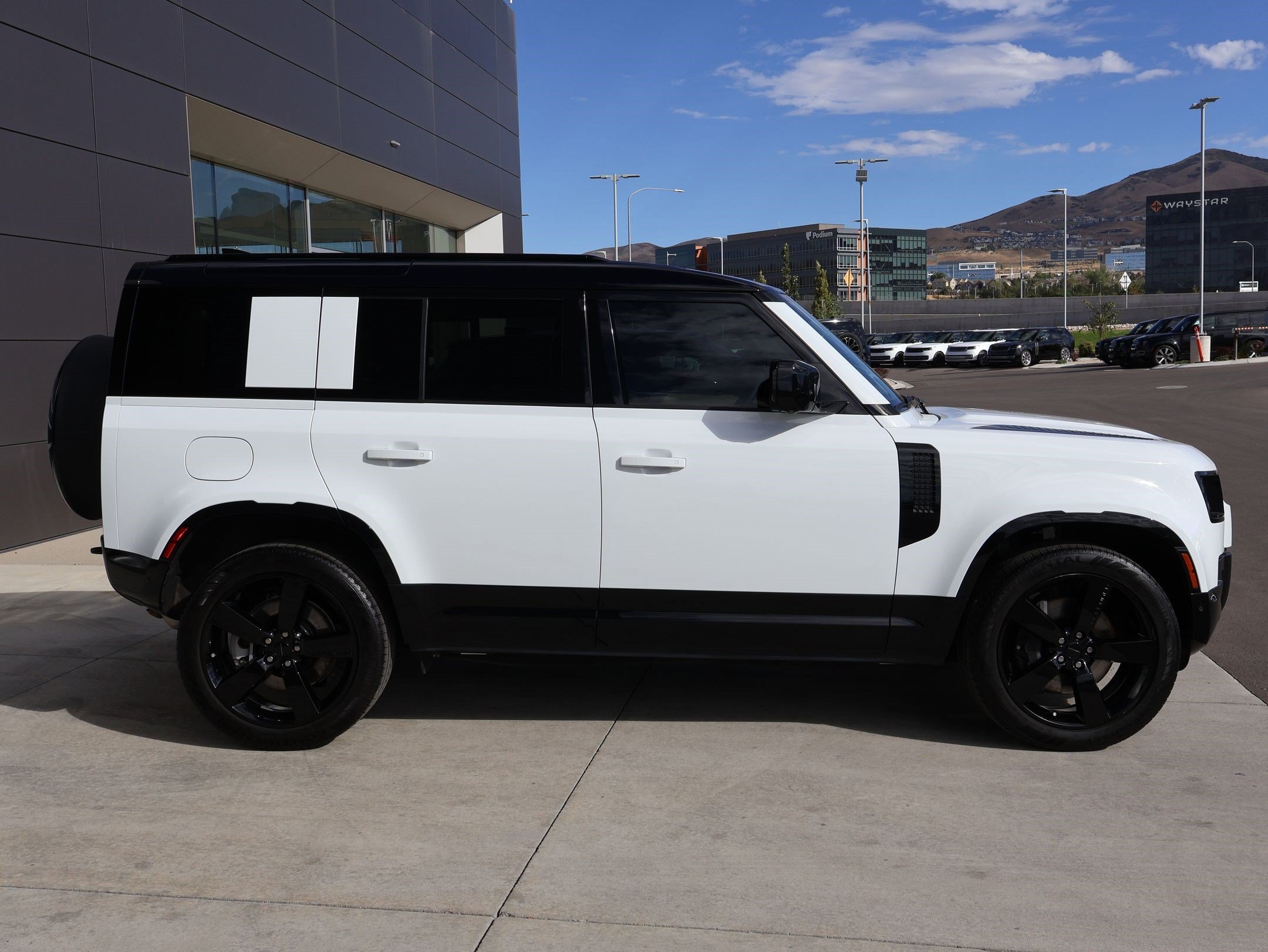 Used 2026 Fuji White Land Rover 110 P400 X-Dynamic SE image 4