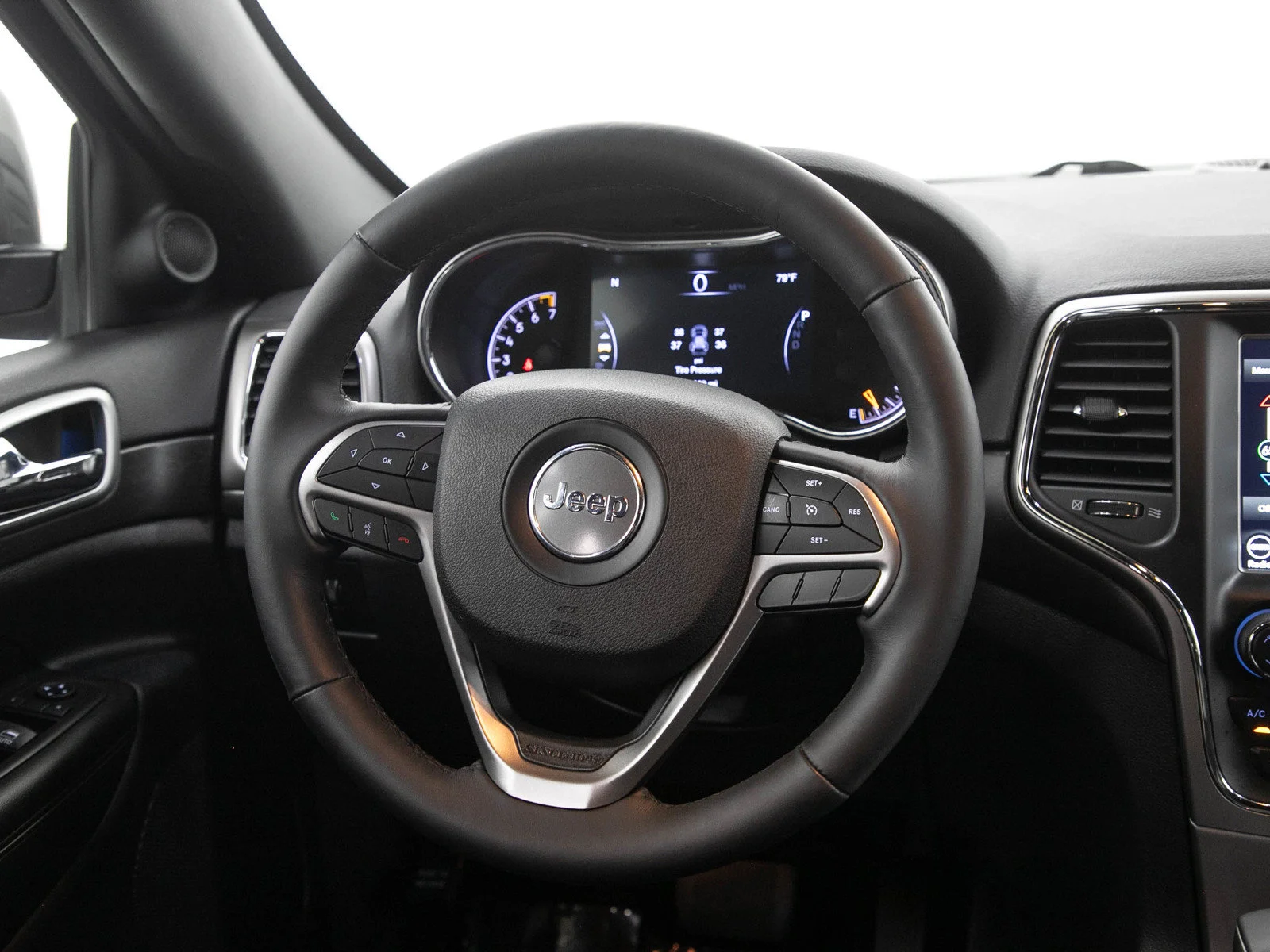 Used 2018 Granite Crystal Metallic Clearcoat Jeep Altitude image 17