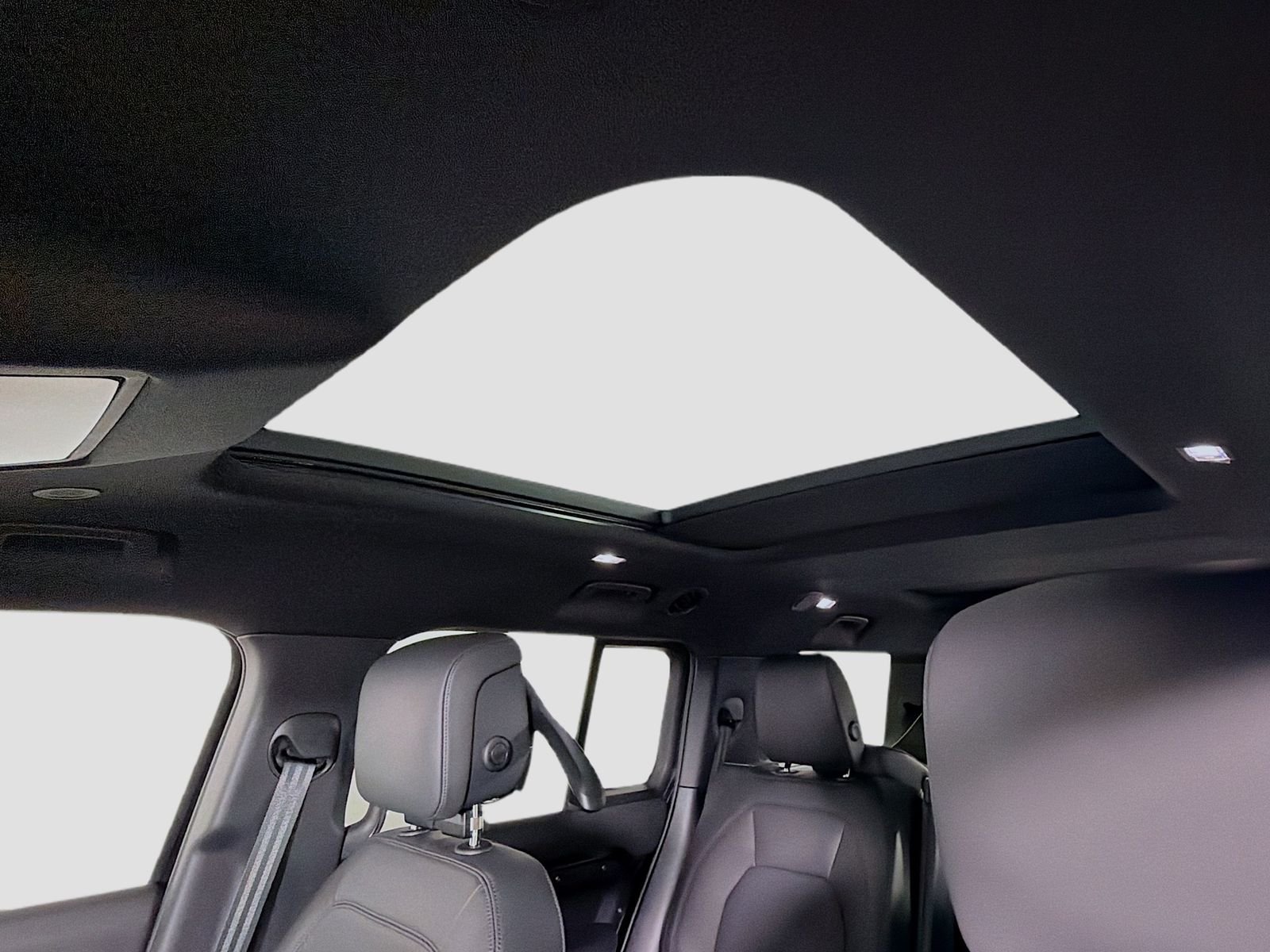 New 2026 Santorini Black Land Rover S image 9