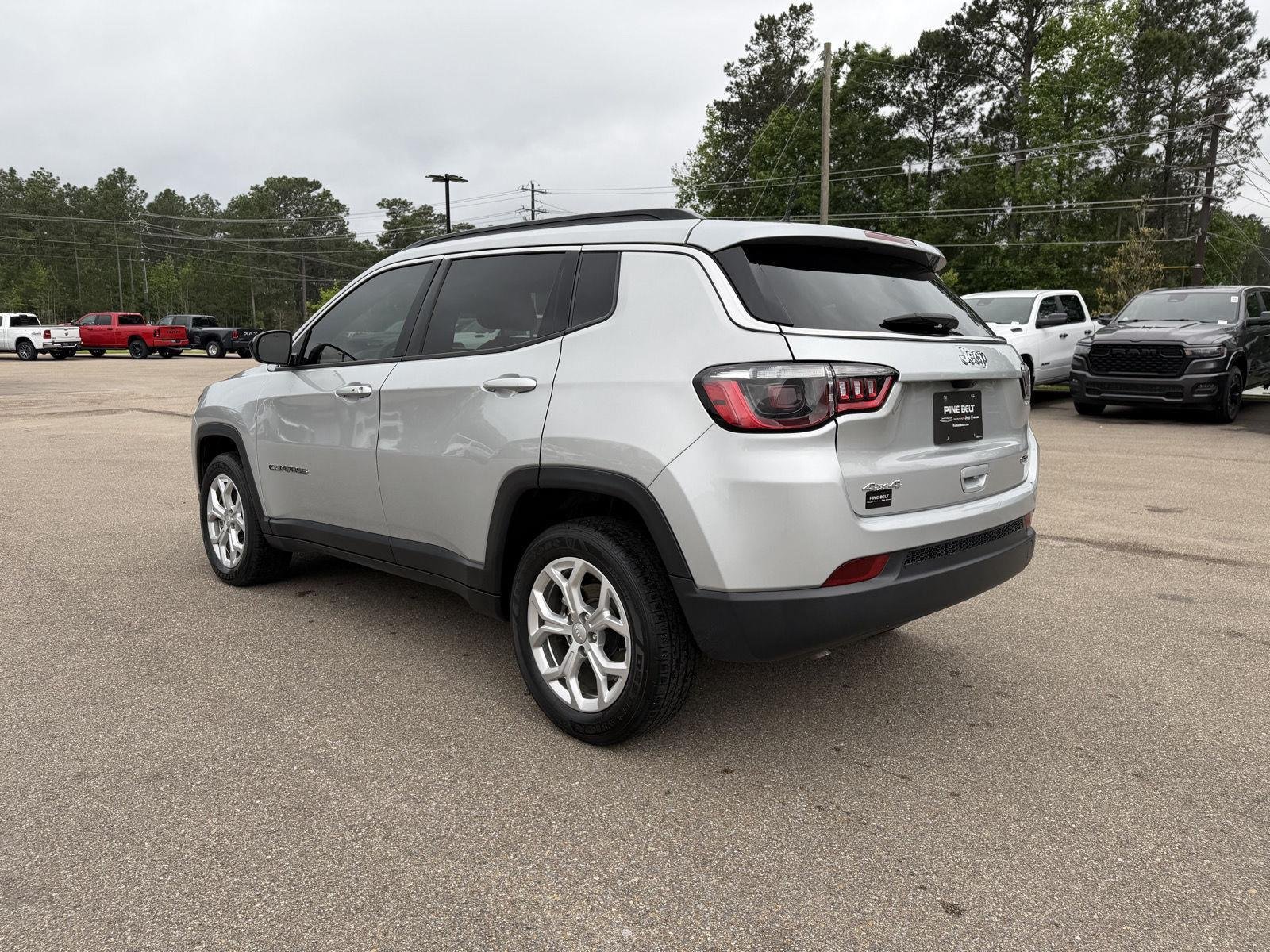 Used 2024 Silver Zynith Metallic Clearcoat Jeep Latitude image 4