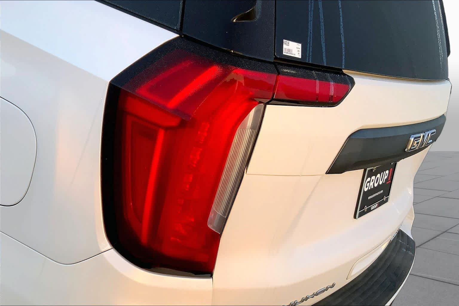 Used 2023 White Frost Tricoat GMC Denali Ultimate image 25