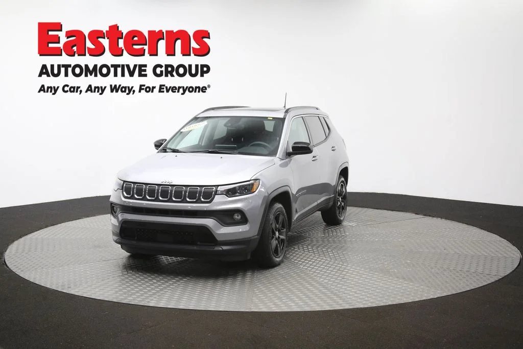 Used 2022 Silver Jeep Latitude image 56
