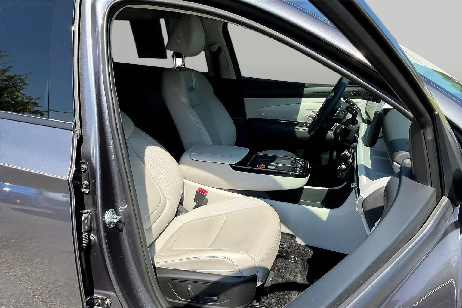 Used 2025 Titan Gray Hyundai Limited image 17