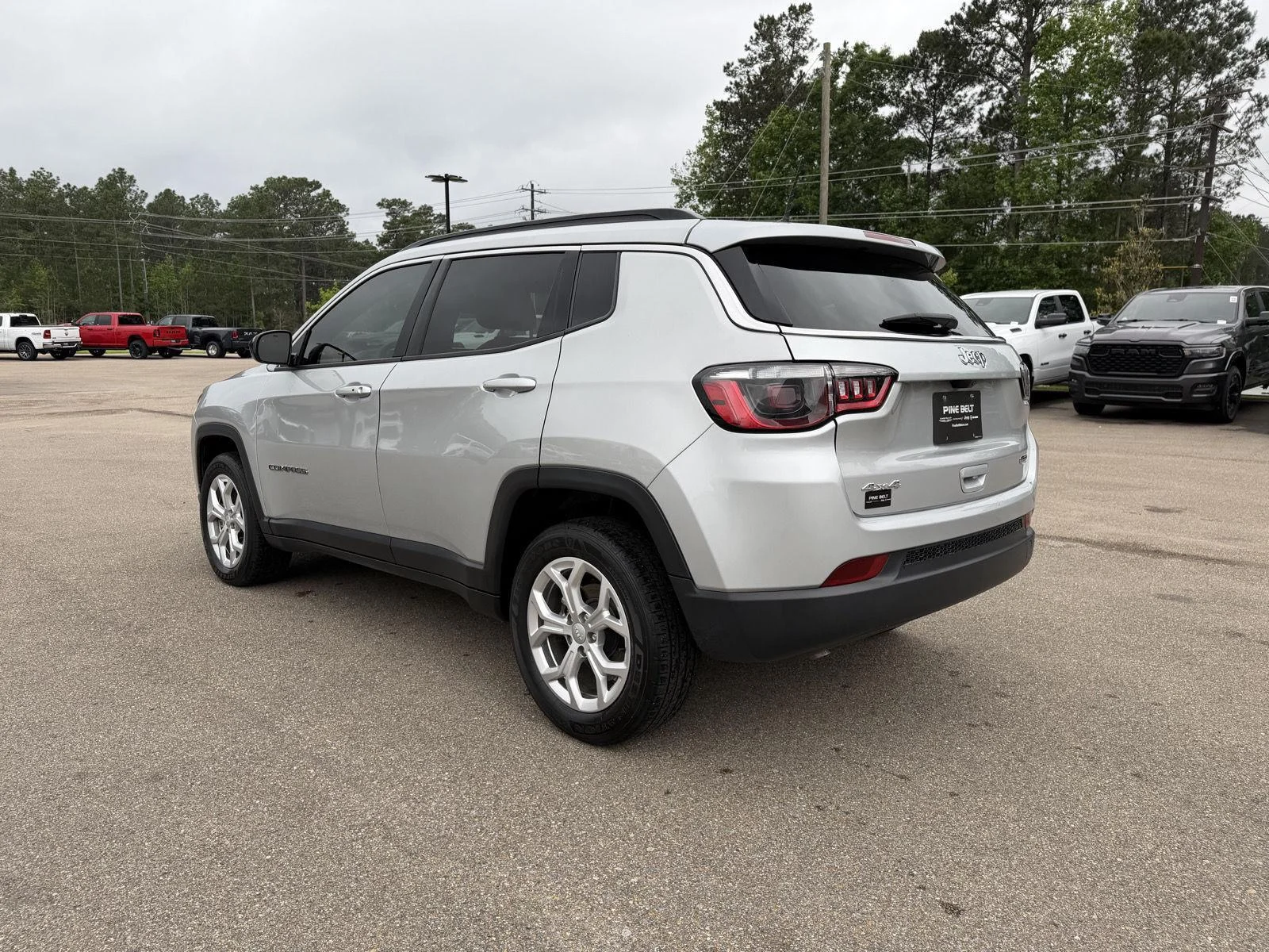 Used 2024 Silver Zynith Metallic Clearcoat Jeep Latitude image 4