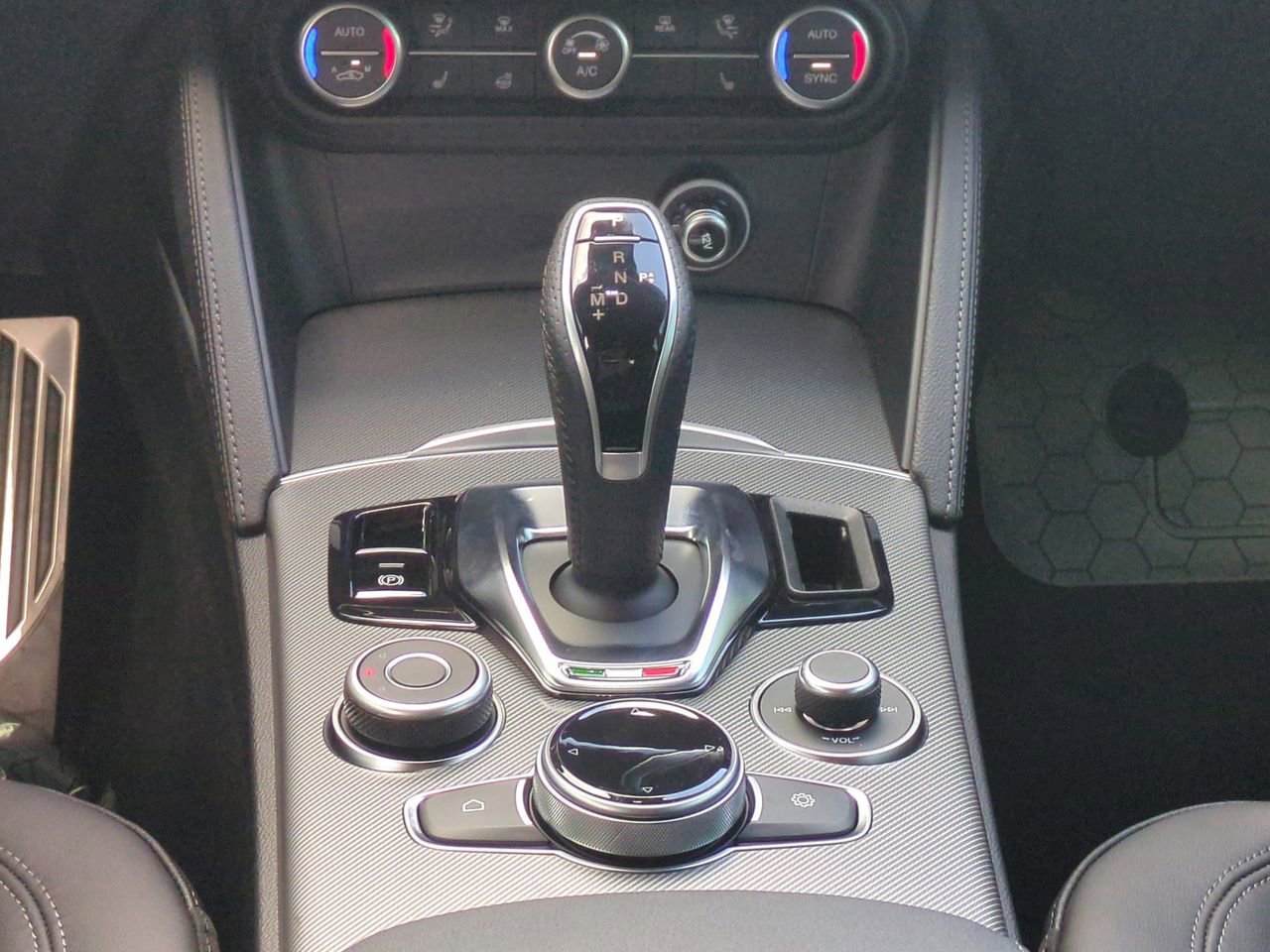 2025 Alfa Romeo Stelvio Base - Photo 18