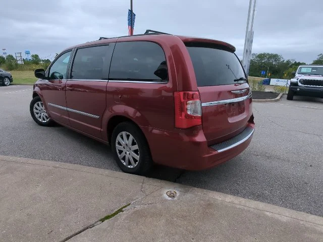 Used 2013 Red Chrysler Touring image 28