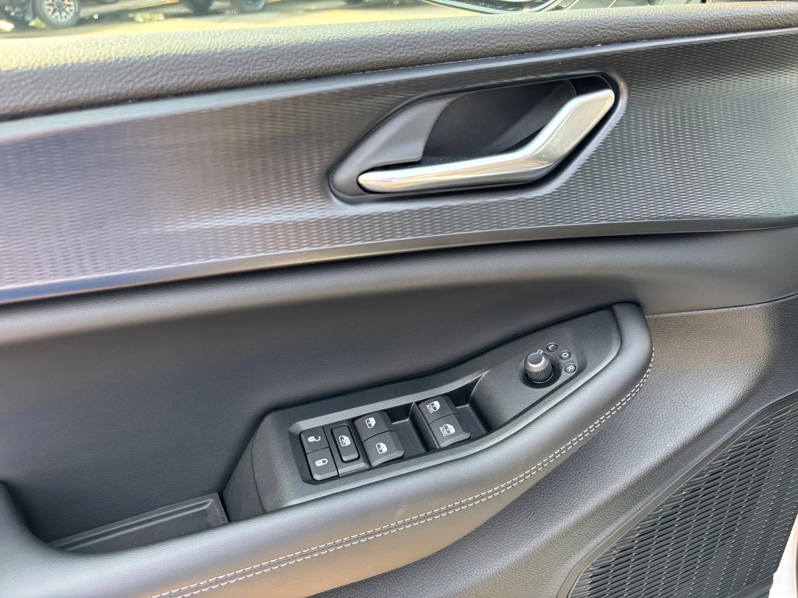 Used 2025 White Jeep Altitude image 11