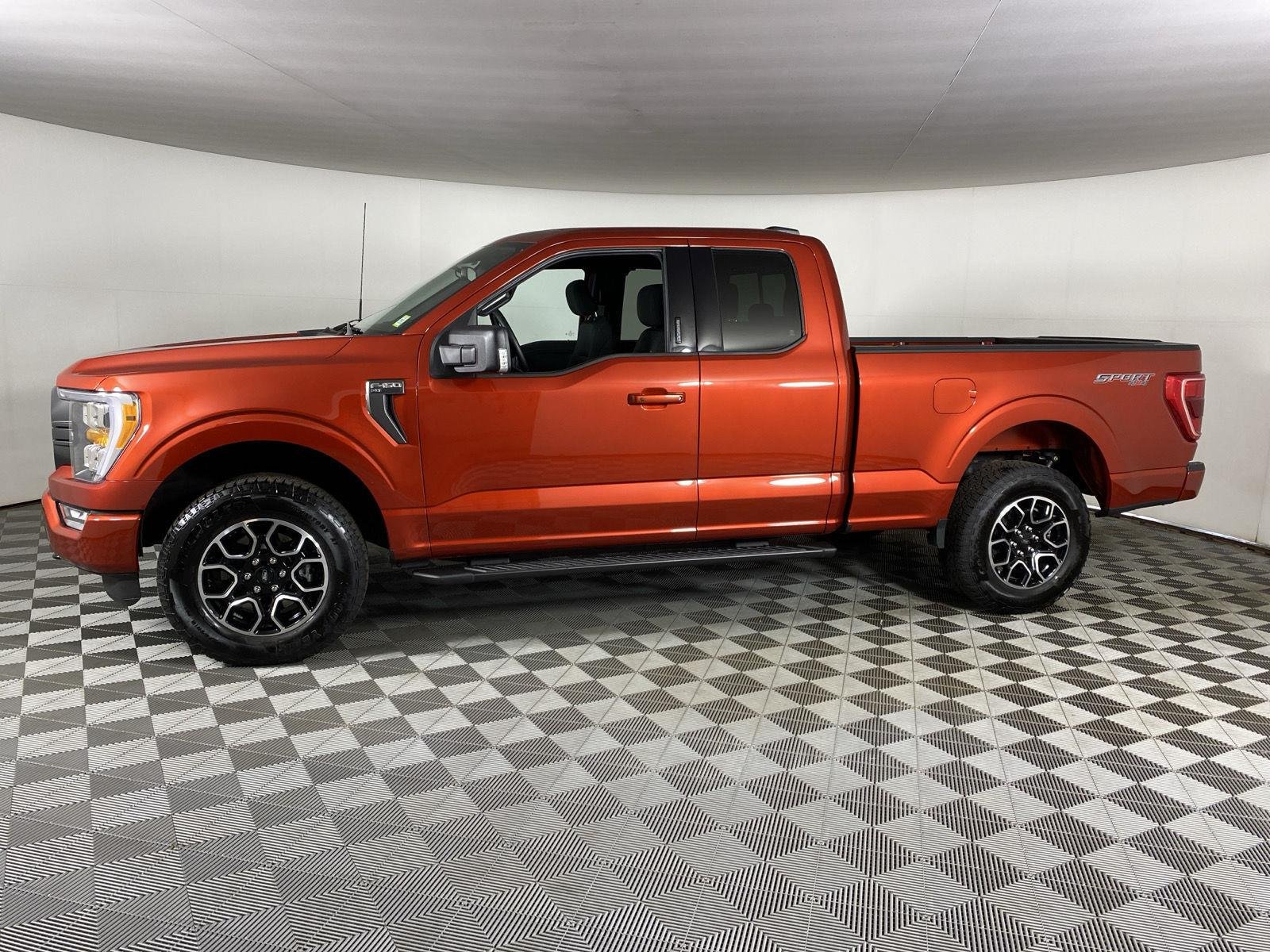 Used 2023 Hot Pepper Red Tinted Clearcoat Ford XLT image 4