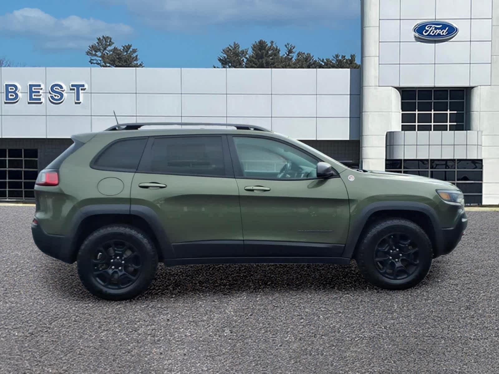 Used 2021 Olive Green Pearlcoat Jeep Trailhawk image 8