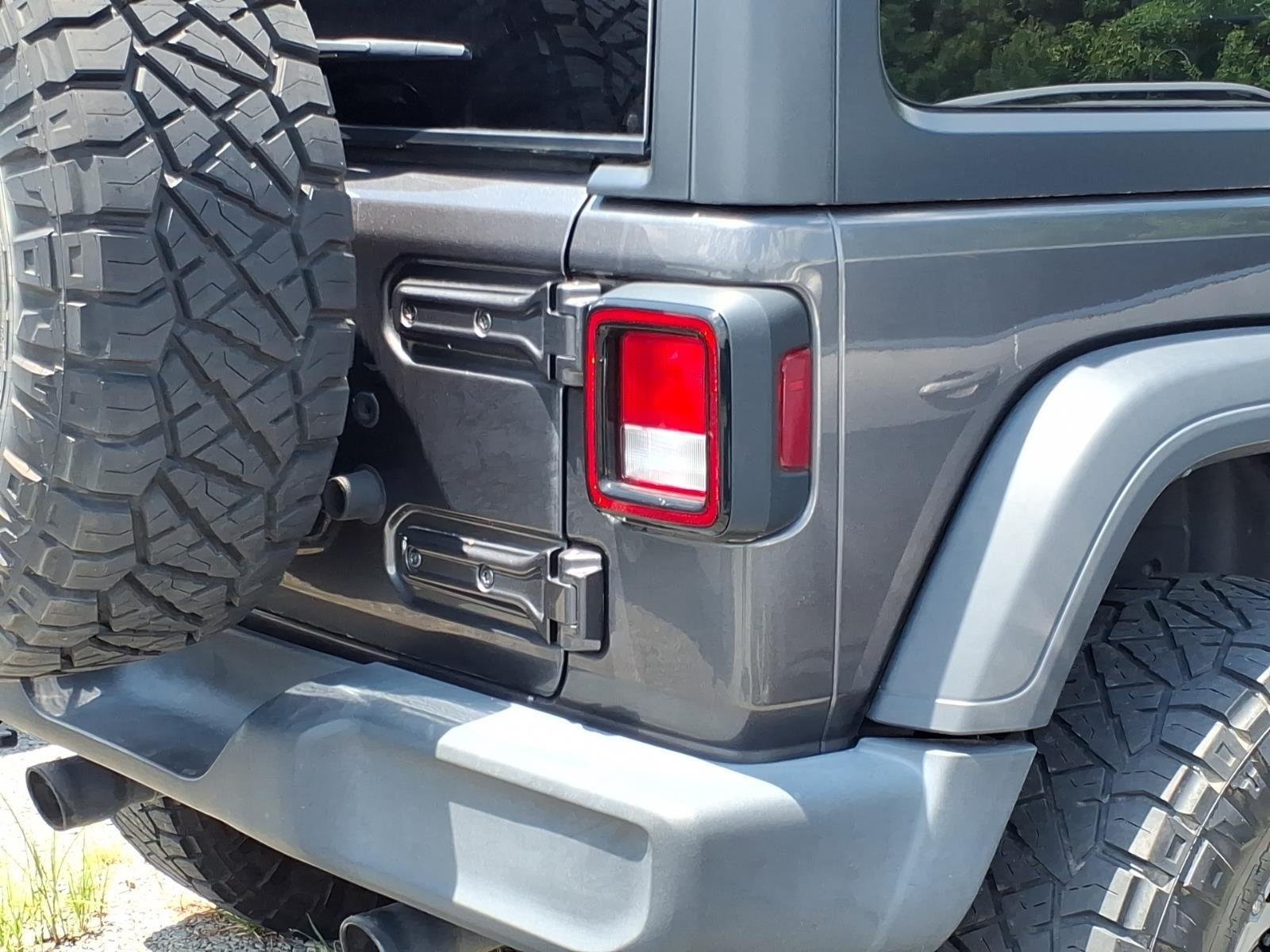 Used 2018 Granite Crystal Metallic Clearcoat Jeep Sport S image 9