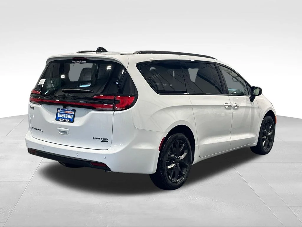 New 2027 Bright White Clear-Coat Exterior Paint Chrysler Limited image 7