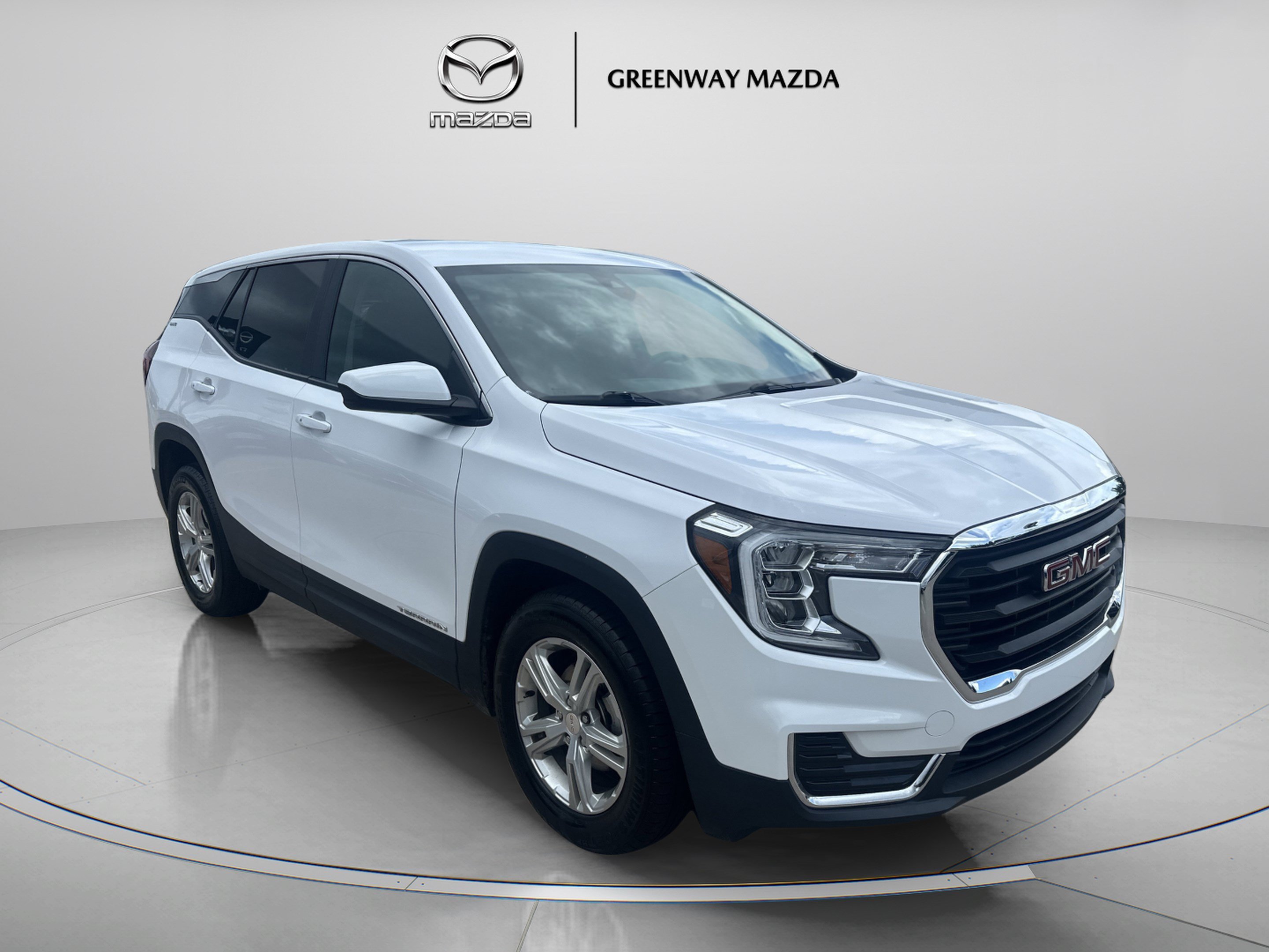 Used 2024 Summit White GMC SLE image 1
