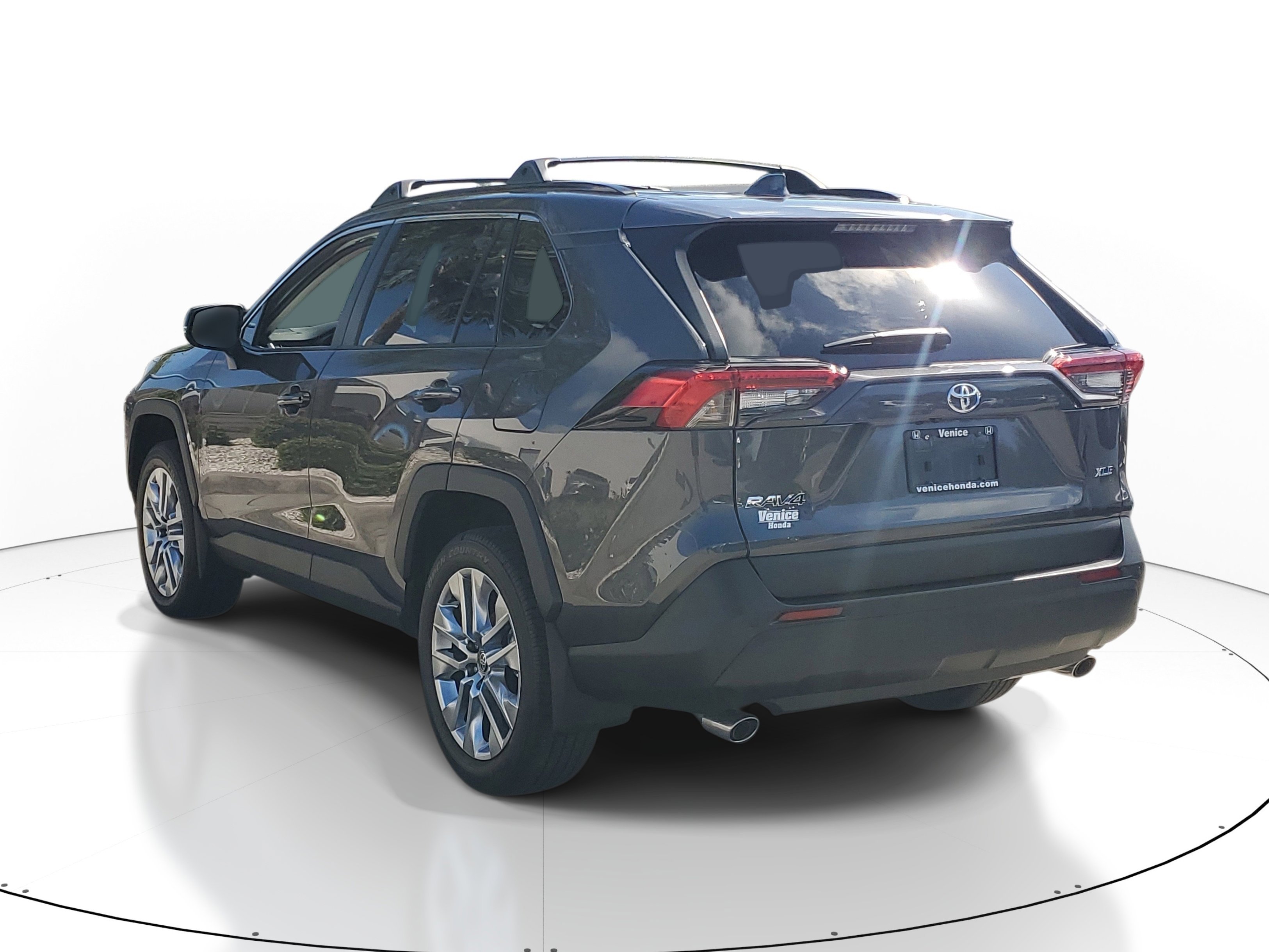 Used 2025 Magnetic Gray Metallic Toyota XLE Premium image 3