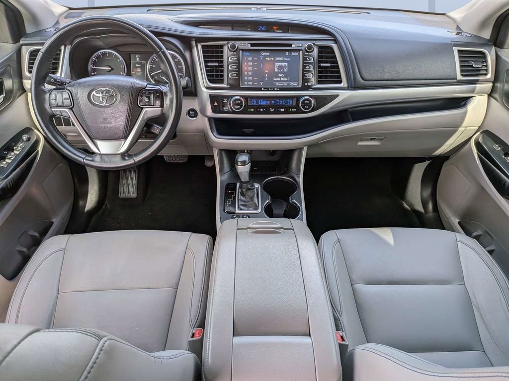Used 2016 Gray Toyota XLE V6 image 15