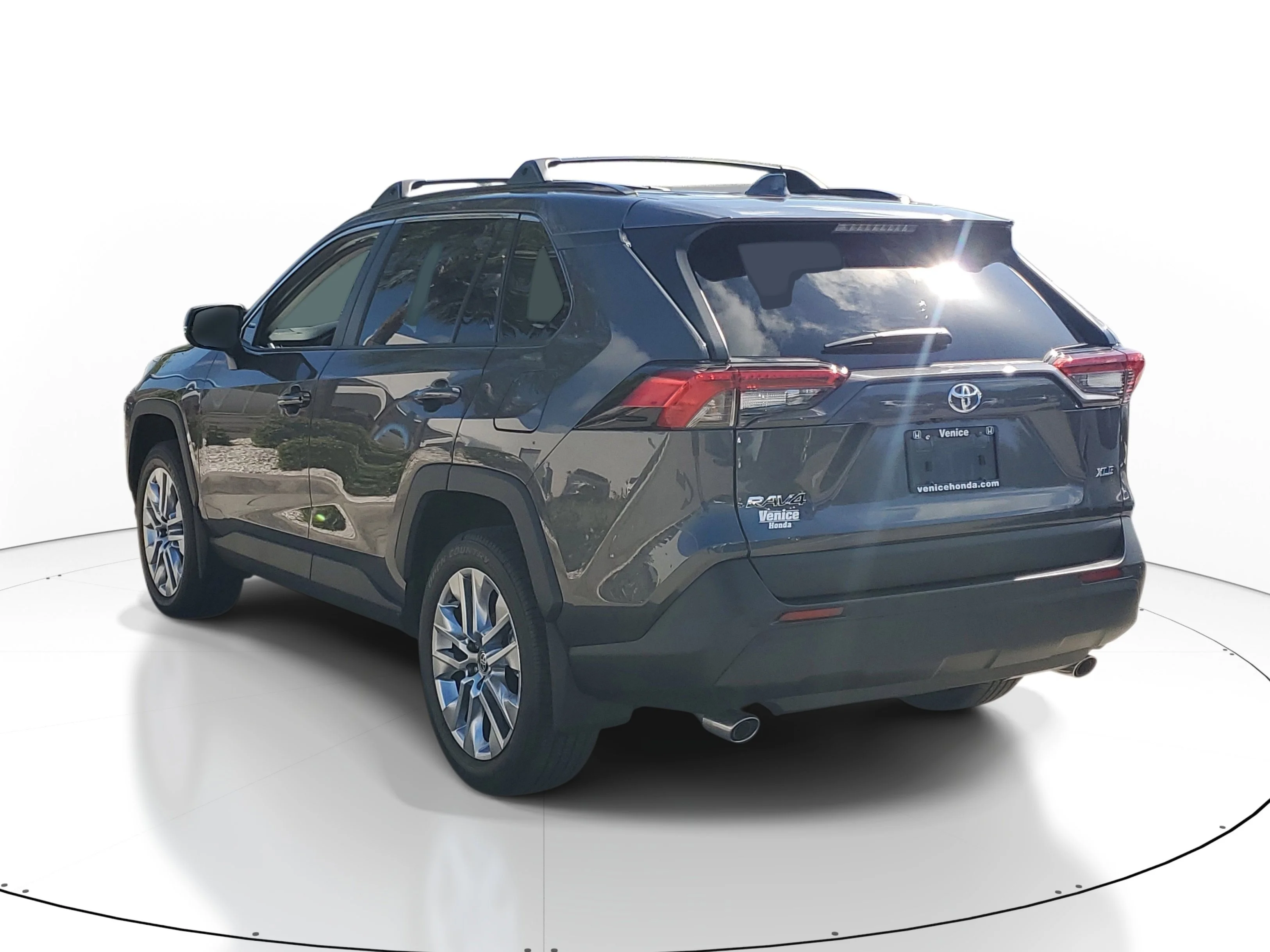 Used 2025 Magnetic Gray Metallic Toyota XLE Premium image 3