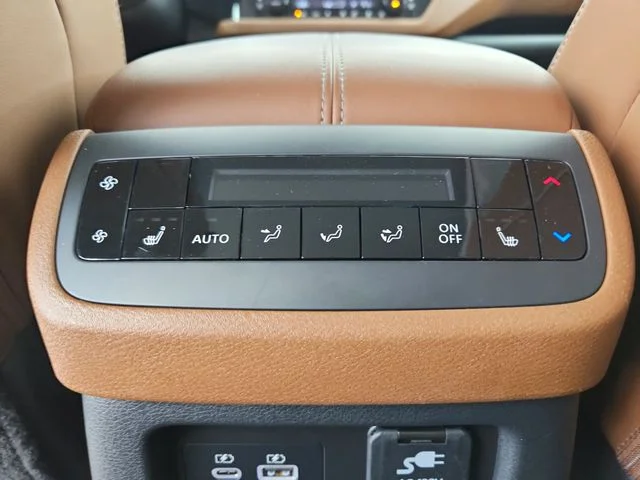Used 2025 Silver Nissan Platinum image 44