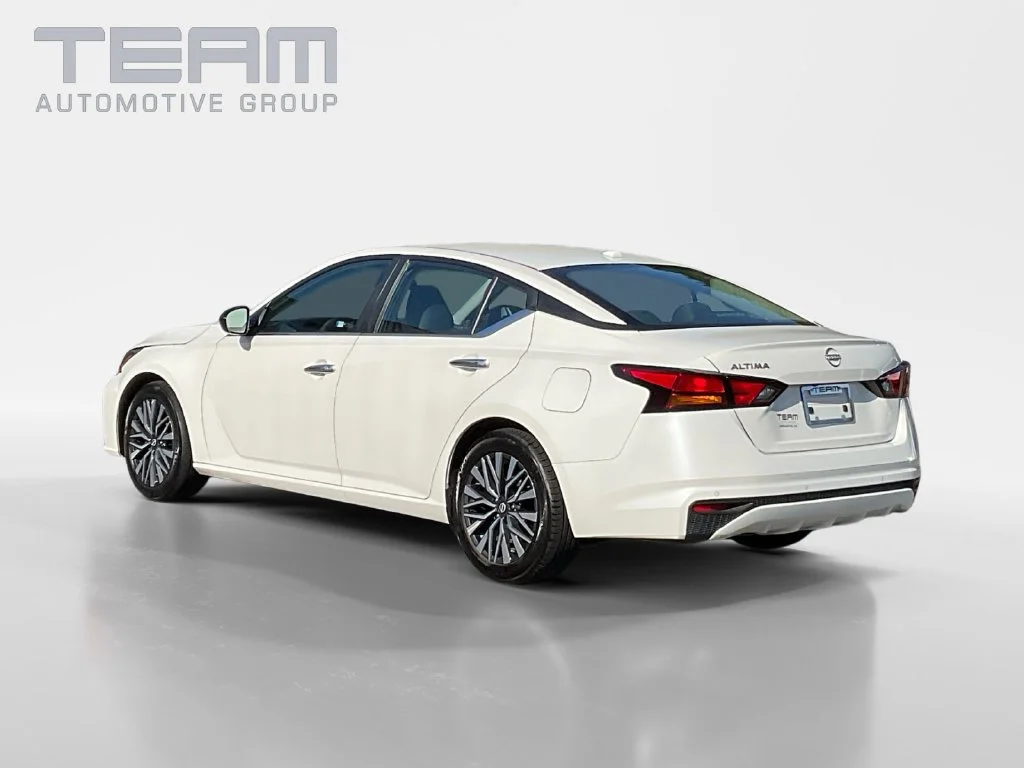 Used 2025 White Nissan 2.5 SV image 5