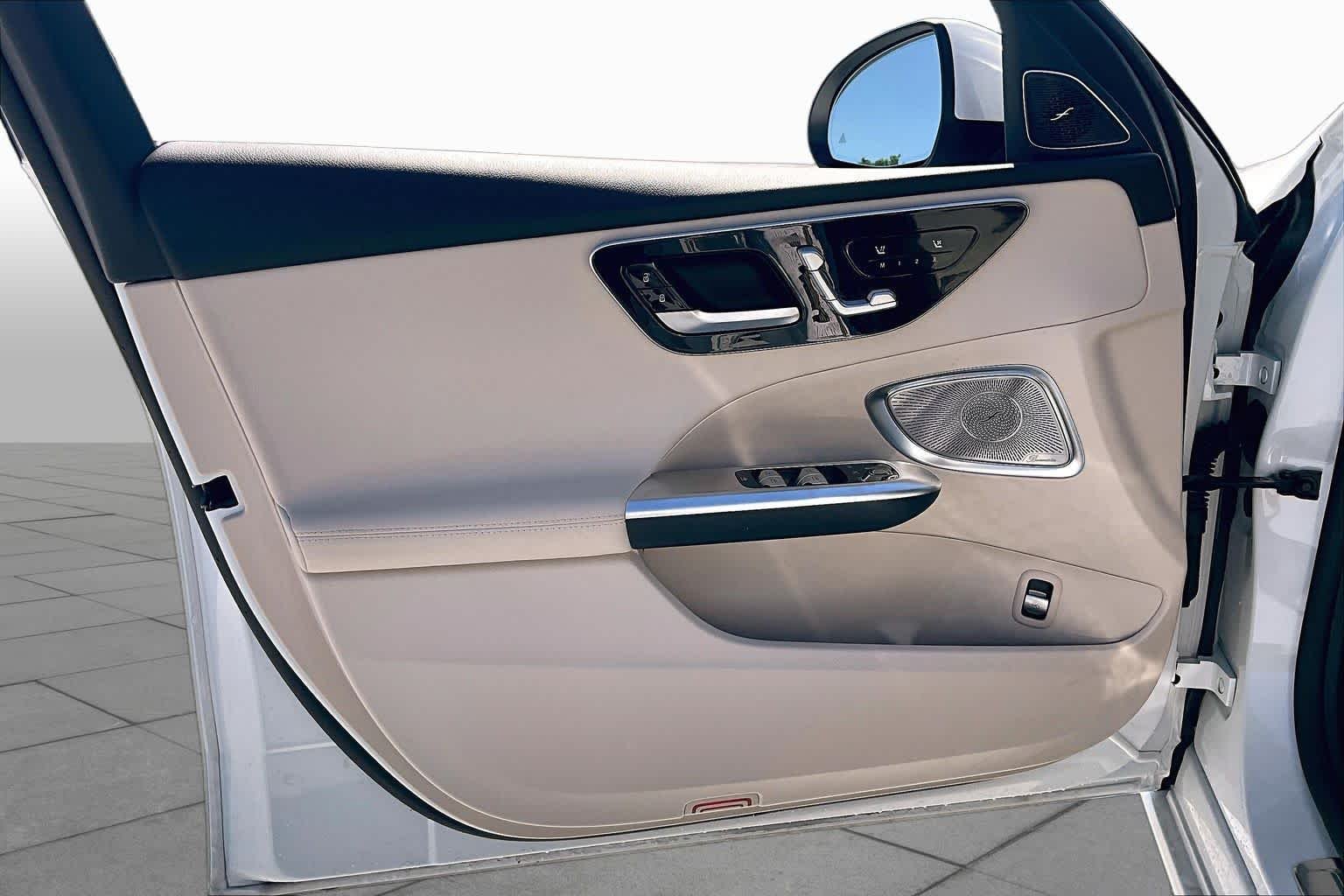 Used 2024 MANUFAKTUR Moonlight White Metallic Mercedes-Benz C 300 image 21